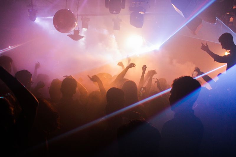 Club Nox Girona pulsierende Tanzfläche mit LED-Beleuchtung