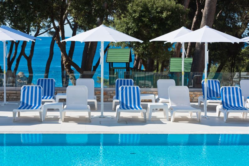 Costa Brava Beach Club Pool-Party mit Meerblick