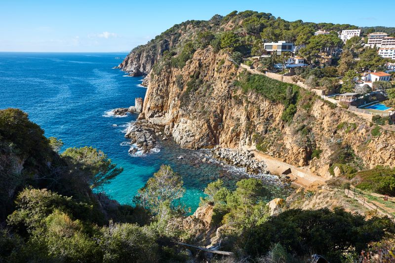 Costa Brava Küstenroute mit Radfahrern und Meerblick