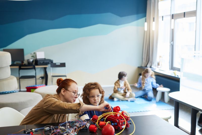 Buntes Spielzimmer im Family Hotel Girona für Kinder