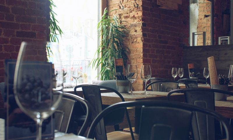 Stilvolles Interieur der Garden Wine & Tapas Bar mit Weinregalen