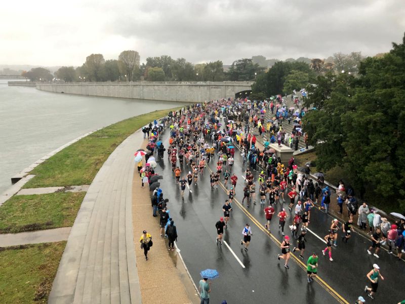 Läufer beim Girona City Marathon durch die historische Altstadt