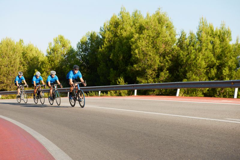 Professionelle Radfahrer beim Training in Girona