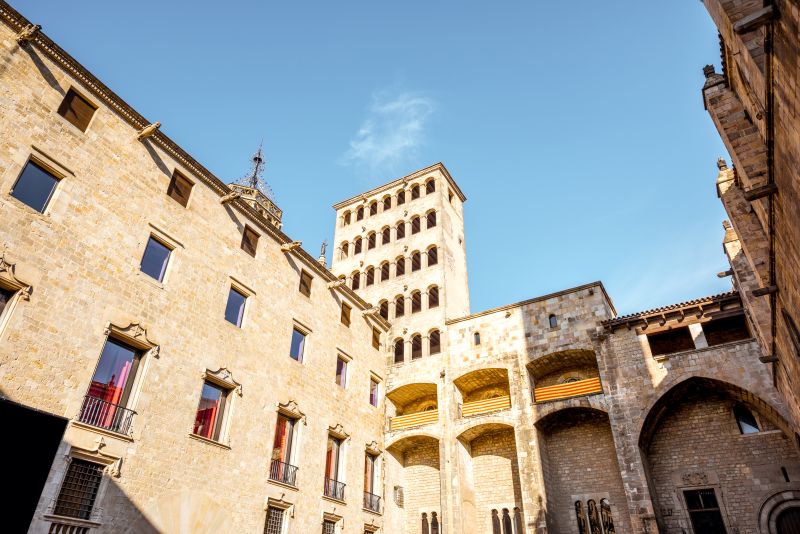 Gran Casino Girona elegante Außenansicht bei Nacht