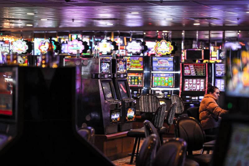 Gran Casino Girona luxuriöses Interieur mit Gaming-Tischen