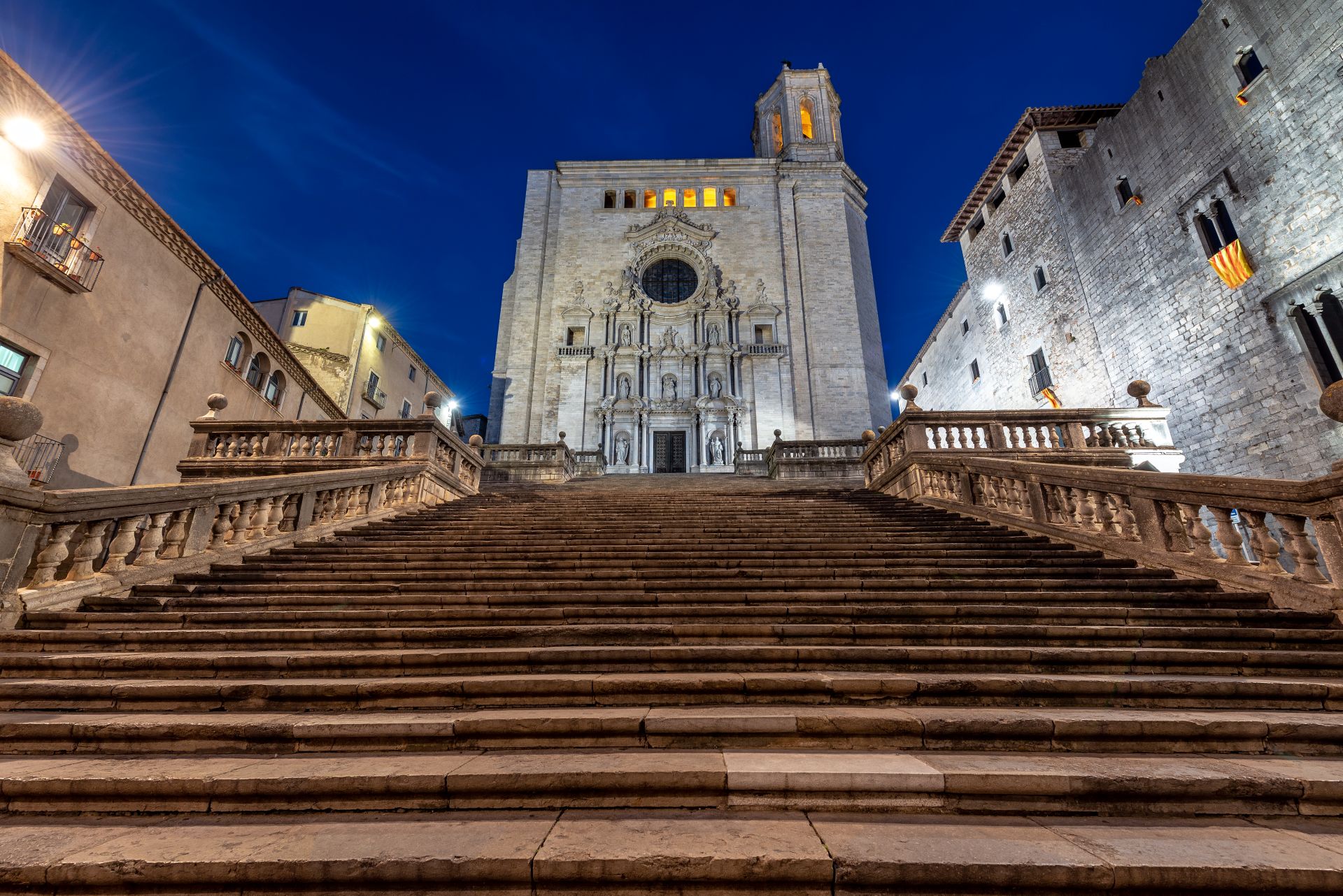 Panoramablick auf Girona mit dem berühmten Dom und den bunten Häusern am Fluss Onyar