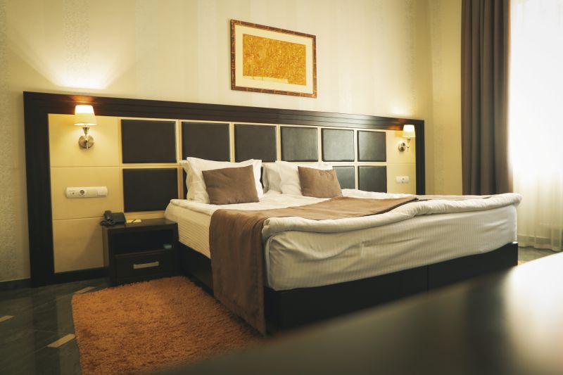 Geräumiges Zimmer im Hotel Comfort Plaza mit modernem Dekor