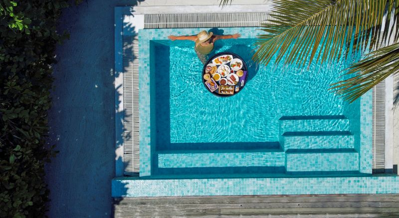 Infinity Pool im Premium Resort mit Stadtblick