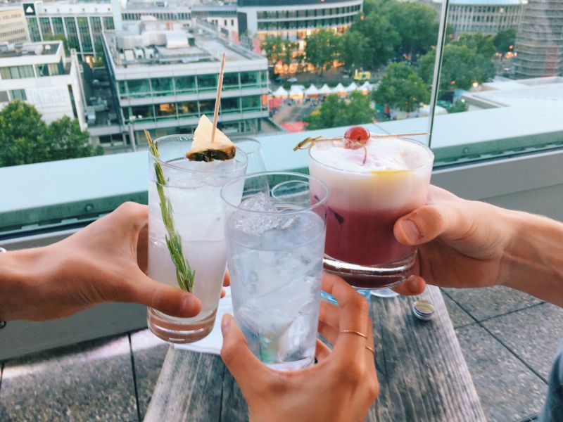 Kreative Cocktails in der Rooftop Lounge mit Stadtblick